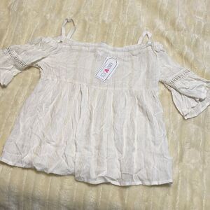 3/$25 Kandy Kisses cold shoulder top